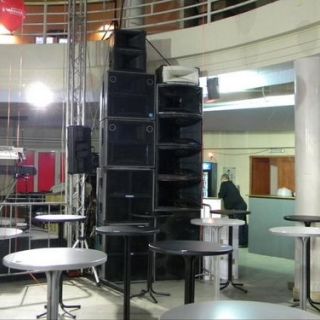 Klub Maximus - prazne stolove i zvučnici