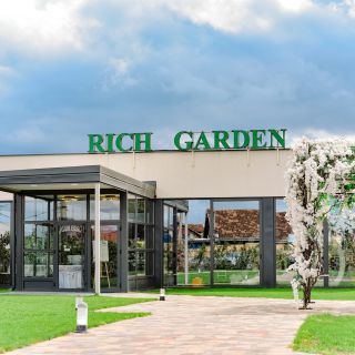 Restoran Rich Garden - ulaz i bašta