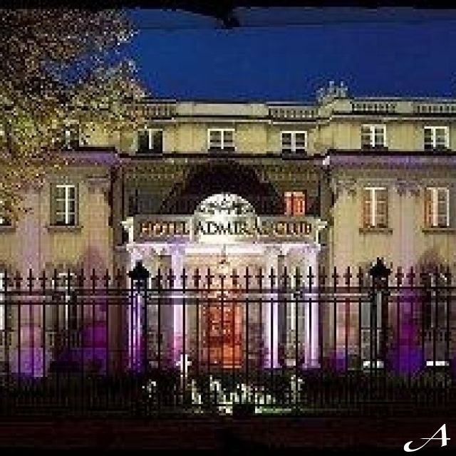 Club Admiral - osvetljena zgrada noću
