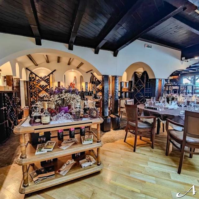Restoran Bahus Inn - enterijer sa stolovima