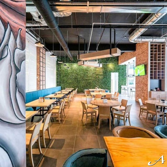 Restoran Take Square - prazne stolice i stolovi