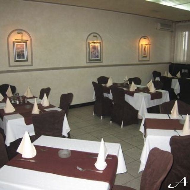 Restoran Rad - prazne stolove sa salvetama