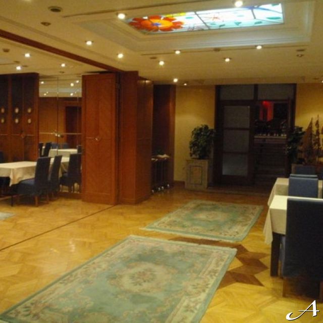 Club Admiral - prazne stolice i stolovi
