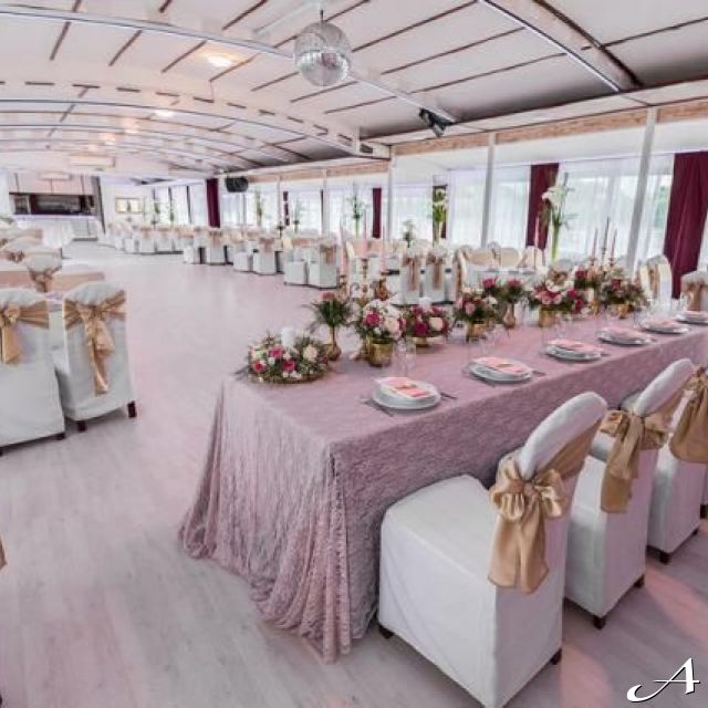 Brod restoran Flamingo - dekorisane stolice i stolovi