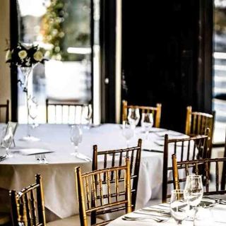 Restoran Easy - prazni stolovi i stolice