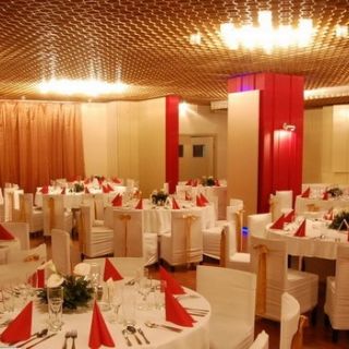 Restoran Beko - prazni stolovi sa dekoracijom
