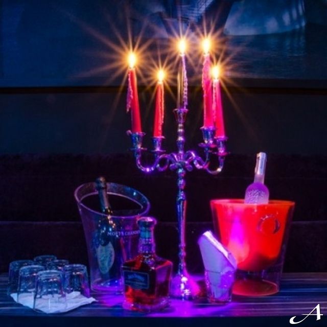 Klub Plan B - sto sa pićem i svećnjakom