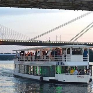 Doček Nove godine - brod na vodi