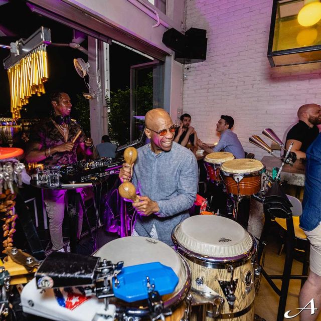 Toro Latin GastroBar - muzičari s instrumentima