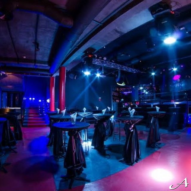 Klub Plan B - prazne stolove i bini