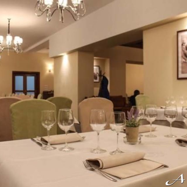 Restoran Golf - elegantno uređeni stolovi