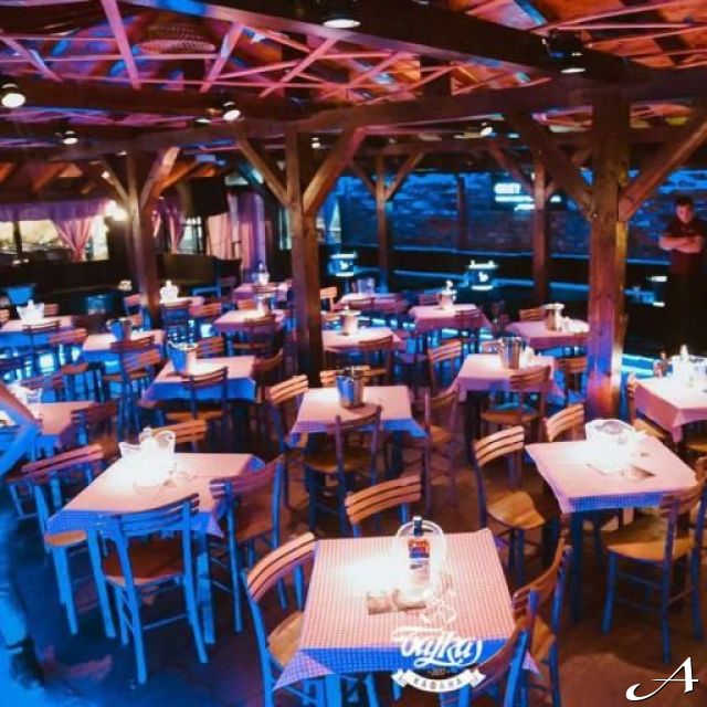 Kafana Bajka - prazne stolice i stolovi