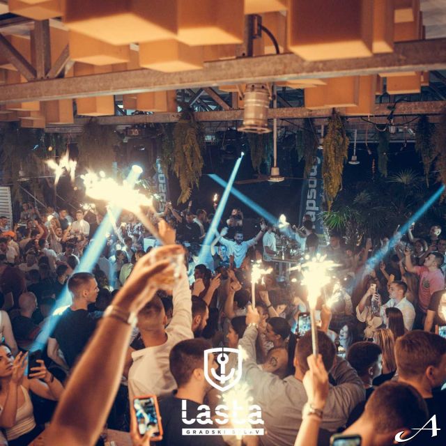 Splav Lasta - gužva i svetla