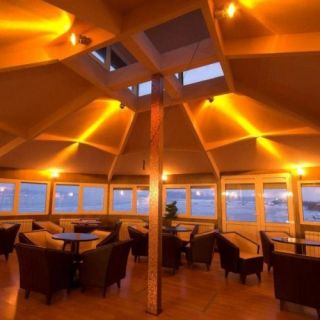 Splav klub restoran - enterijer sa stolovima