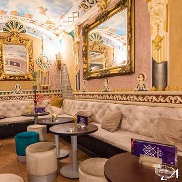 Shisha bar - enterijer sa sofama