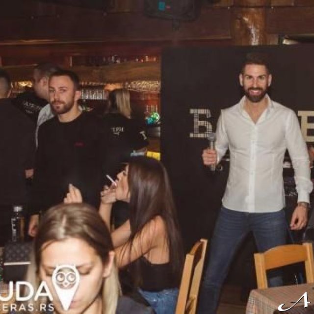 Kafana Barberi - ljudi pevaju i druže se