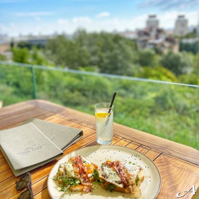 Restoran Dolly Bell - tanjir sa hranom i pićem