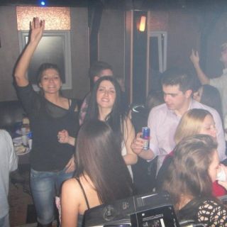 Splav klub restoran - ljudi slave
