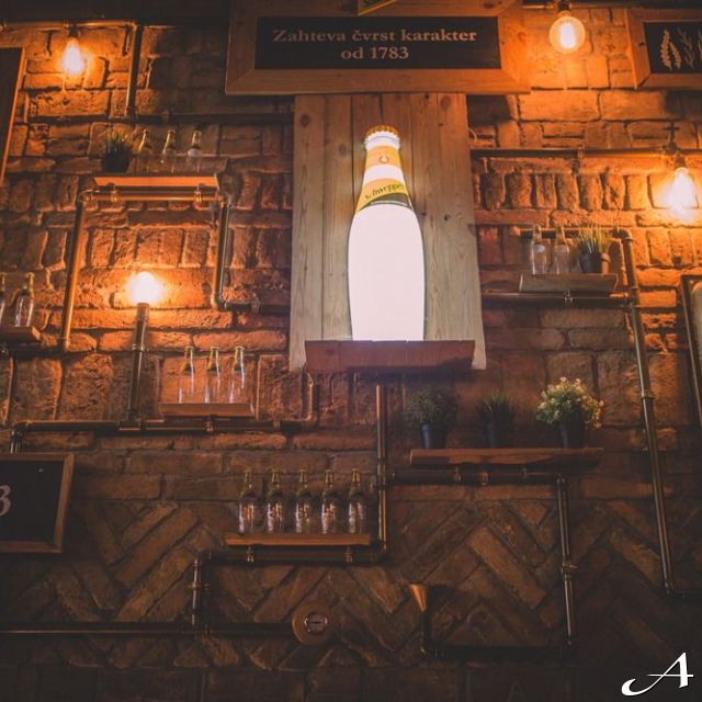 Restoran Magaza - zid sa svetlima