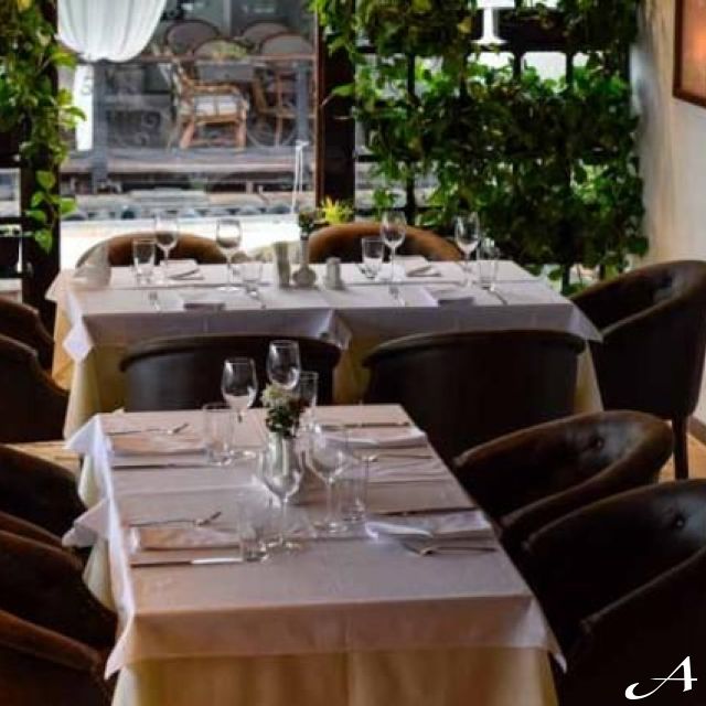Restoran Bahus Inn - prazni stolovi