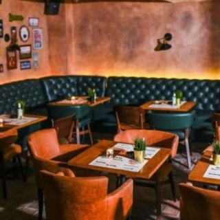 Dep Lounge Bar - prazan enterijer sa stolovima