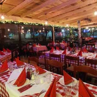 Restoran Bakara - prazni stolovi sa salvetama