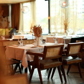 Restoran Boutique Trojka - prazno postavljeni stolovi