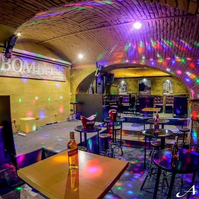 Doček Srpske Nove godine - prazni klub sa svetlima