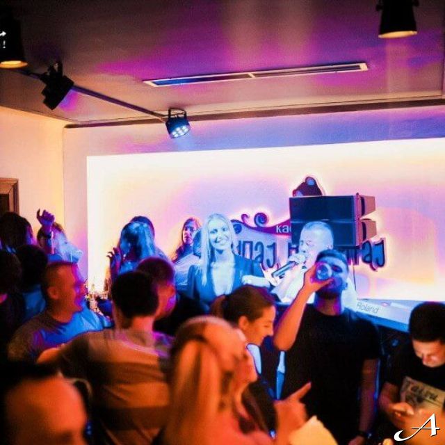 Kafana Sipaj ne pitaj - ljudi pevaju i igraju