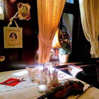 Restoran Zlatni bokal - sto sa violinom
