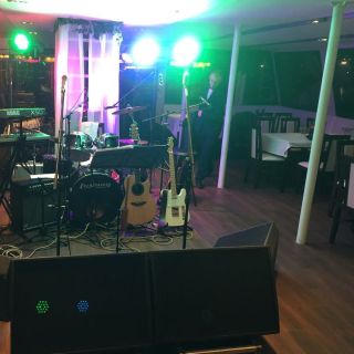 Jahting klub Kej - muzički instrumenti na bini