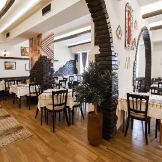 Restoran Sport - prazne stolice i stolovi