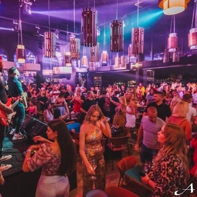 Splav Cotier - bend svira, publika pleše