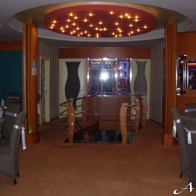 Splav restoran Dubai - prazne stolice i sto