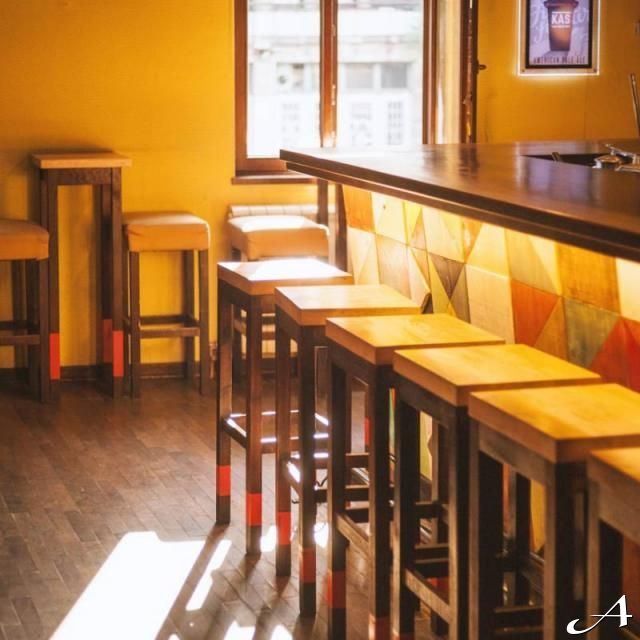 Passengers Bar - prazni barski stolovi