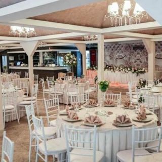 Restoran Princ - prazni stolovi i stolice
