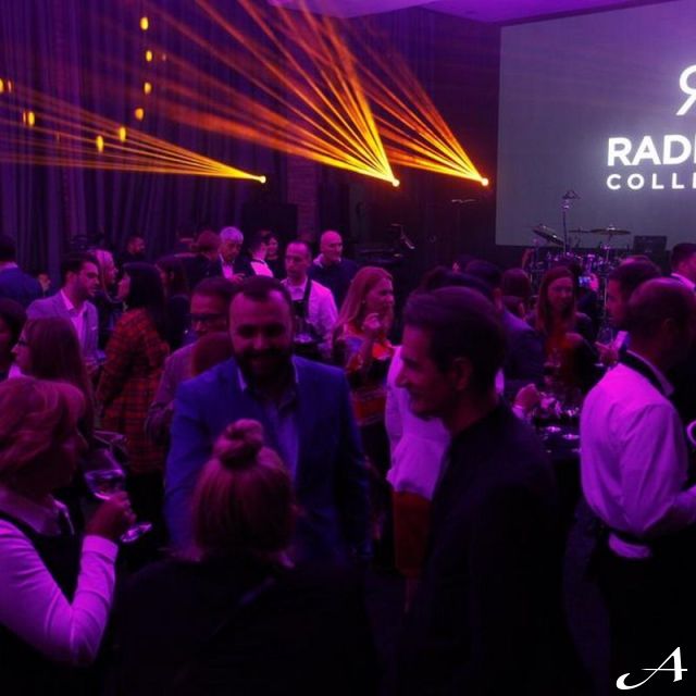 Hotel Radisson Collection - ljudi na proslavi
