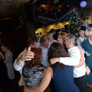 Doček Nove godine - ljudi plešu