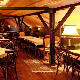 Restoran Zlatni bokal - unutrašnjost sa stolovima