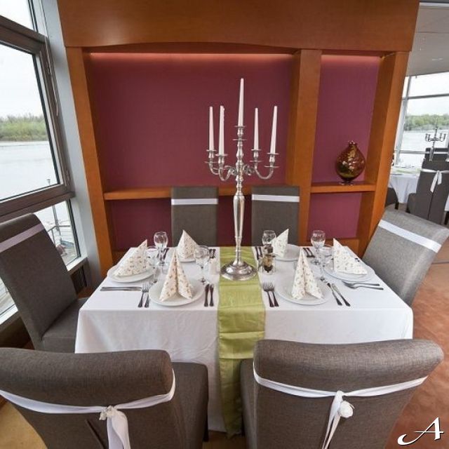 Splav restoran Sirena - elegantno postavljen sto