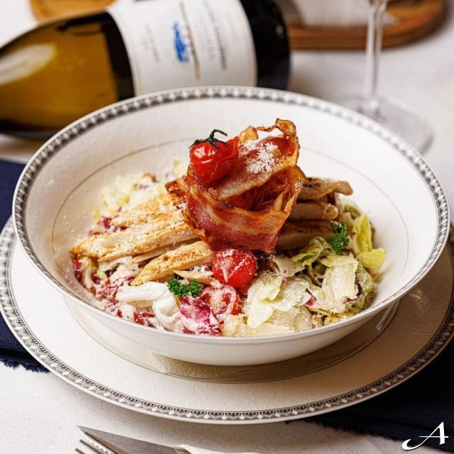 Doček Nove godine - salata i vino