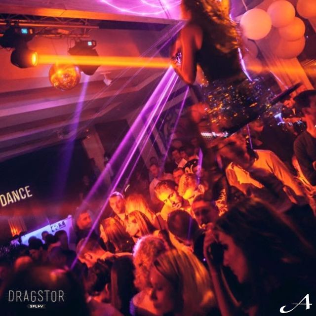 Dragstor play - devojka na bini