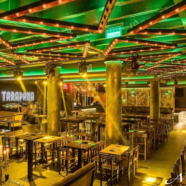 Klub kafana Tarapana - enterijer sa stolovima
