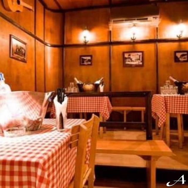 Splav kafana - unutrašnjost sa stolovima