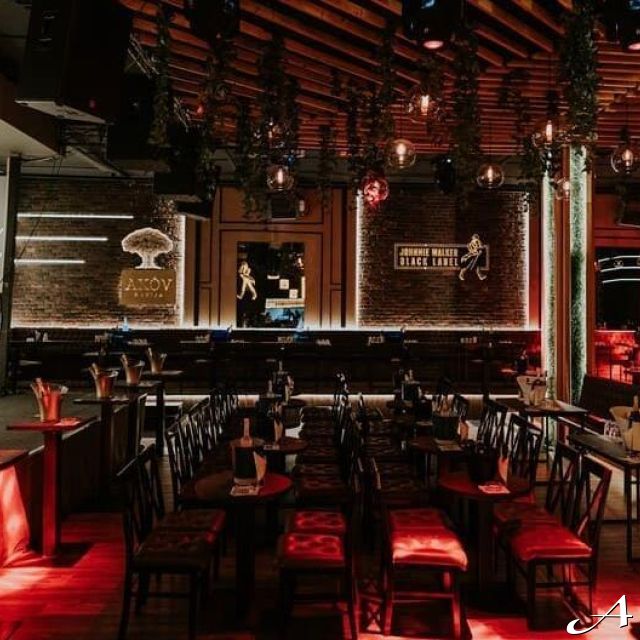 Klub Komitet - prazne stolice i stolovi