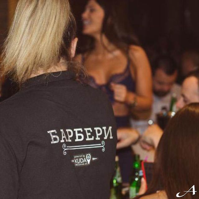 Kafana Barberi - konobar sa pićem