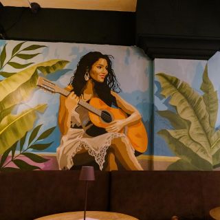 Santo Domingo Nova godina - mural žene sa gitarom