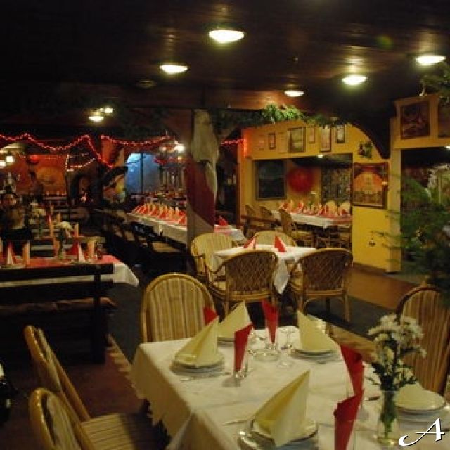 Restoran Stenka - prazni stolovi i dekoracija