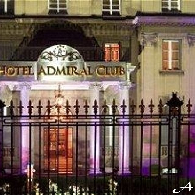 Club Admiral - ulaz osvetljen