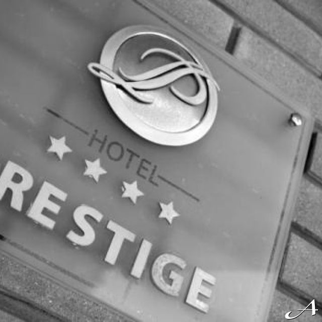Hotel Prestige - tabla na zidu